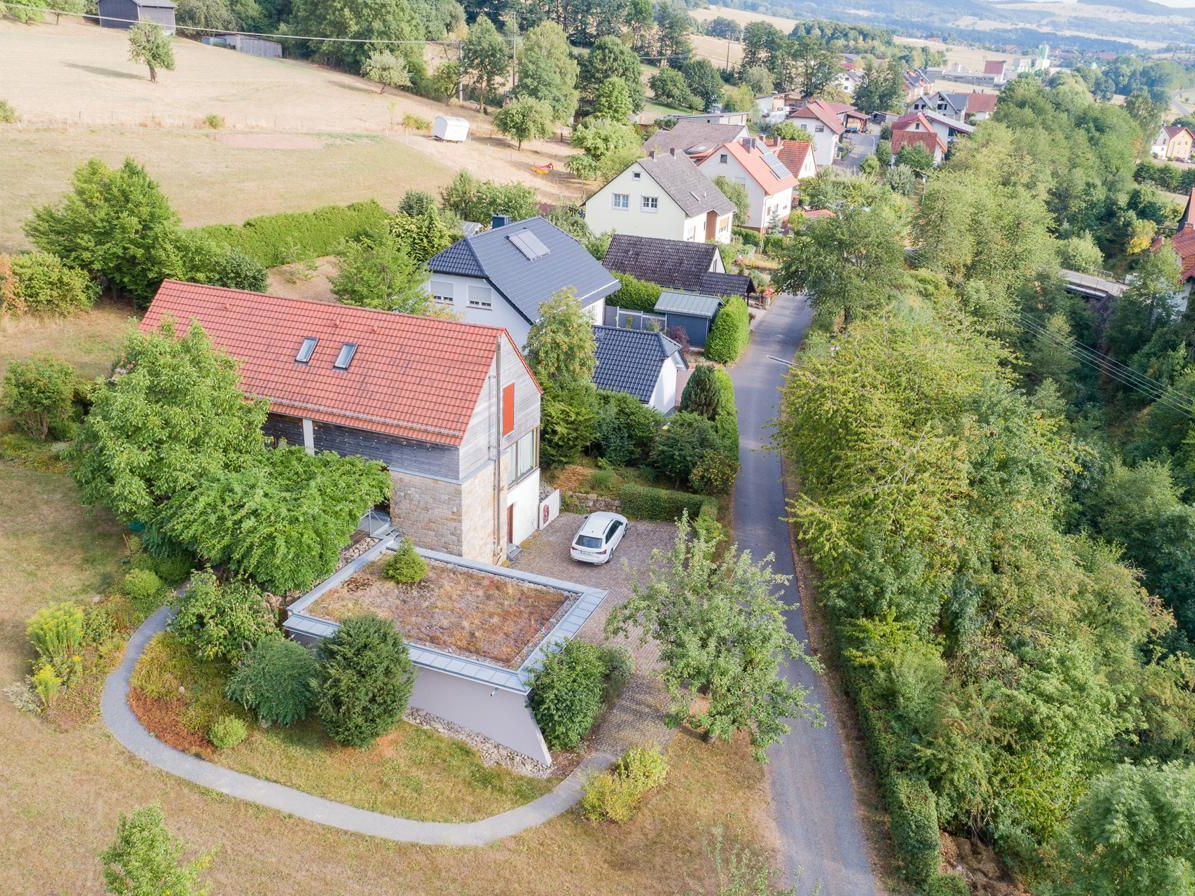 Luftaufnahme: Ferienhaus Reich in ruhiger Ortsrandlage von Ehrenberg (Rhön)