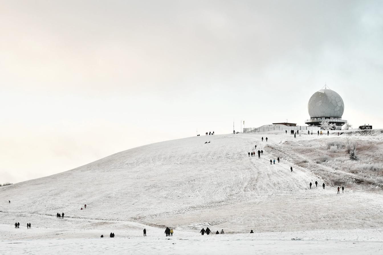 Verschneite Wasserkuppe mit Radom und Rodelhängen im Winter