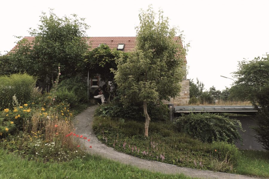 Weg hinter dem Carport zur vorderen Terrasse